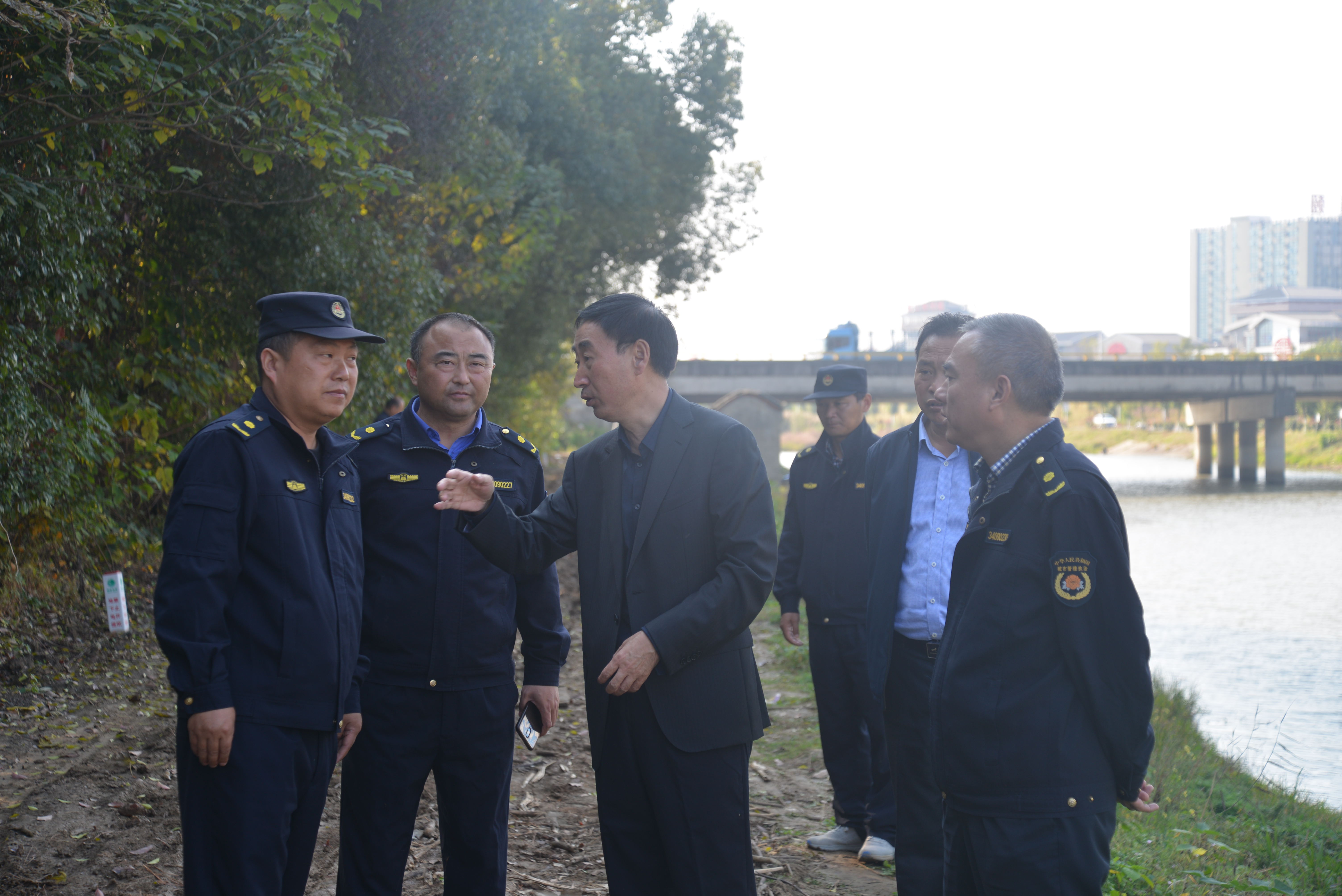 党组书记,局长杜坤检查指导黑臭水体治理工作_六安市城市管理行政执法